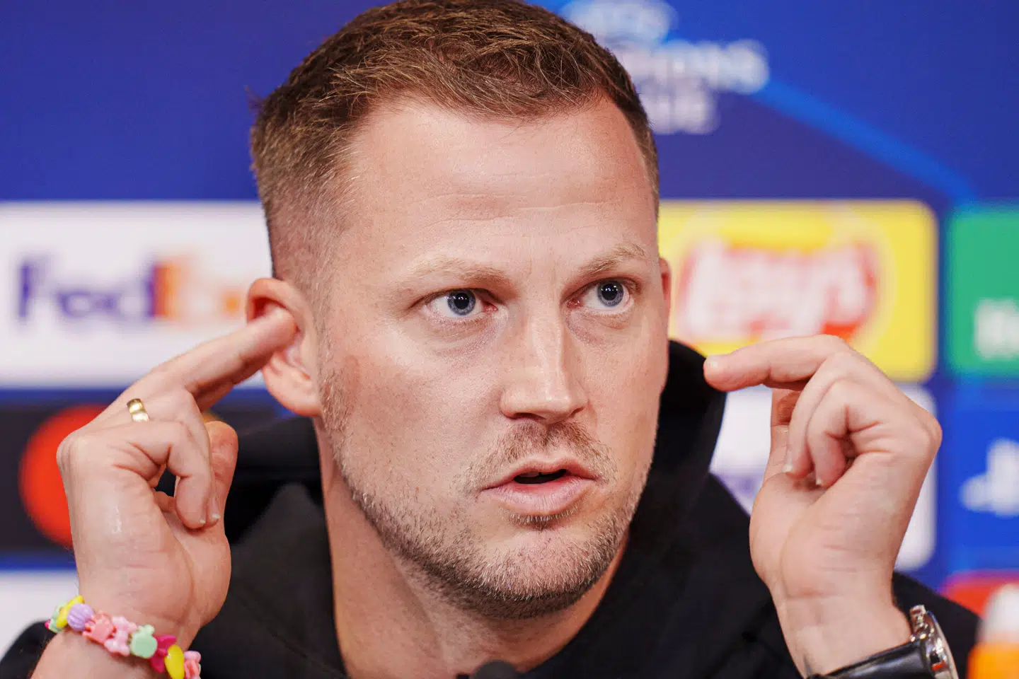 FC Københavns cheftræner Jacob Neestrup under mandagens pressemøde forud for dagens Champions-League-brag.
