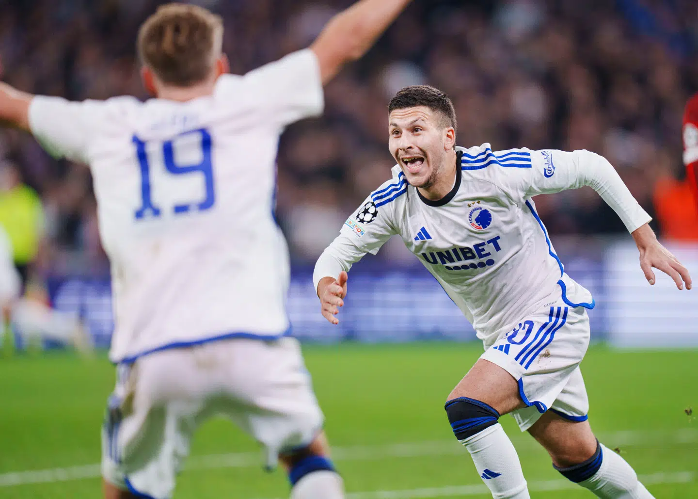 Sådan så det ud, da FC Københavns Roony Bardghji scorede til 4-3 mod Manchester United i efterårets gruppespil i Champions League. I dag skal FCK op mod den anden Manchester-klub, Manchester City, i ottendedelsfinalen i Champions League. (Arkivfoto).