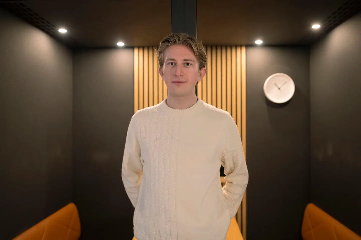 Christian Toft Bach er marketingdirektør for virksomheden MuteBox. Han er samtidig kollega og medejer sammen med en barndomskammerat.