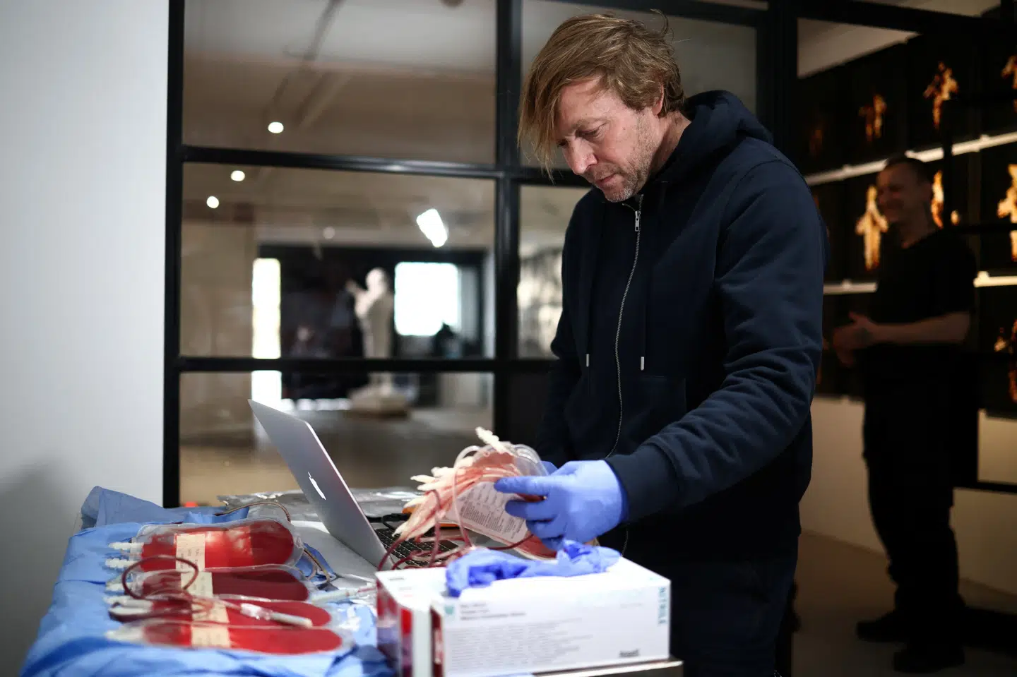Andrei Molodkin ses her i forbindelse med et tidligere kunstprojekt. (Arkivfoto).