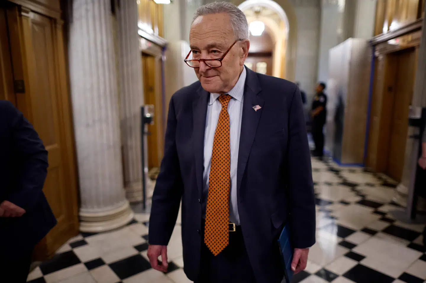 Charles Schumer er demokratisk senator for New York og leder af det demokratiske flertal i Senatet, der efter lang debat har sendt et forslag om en stor støttepakke videre til Repræsentanternes Hus. Pakken har et samlet omfang på lige godt 95 milliarder dollar.(Arkivfoto).