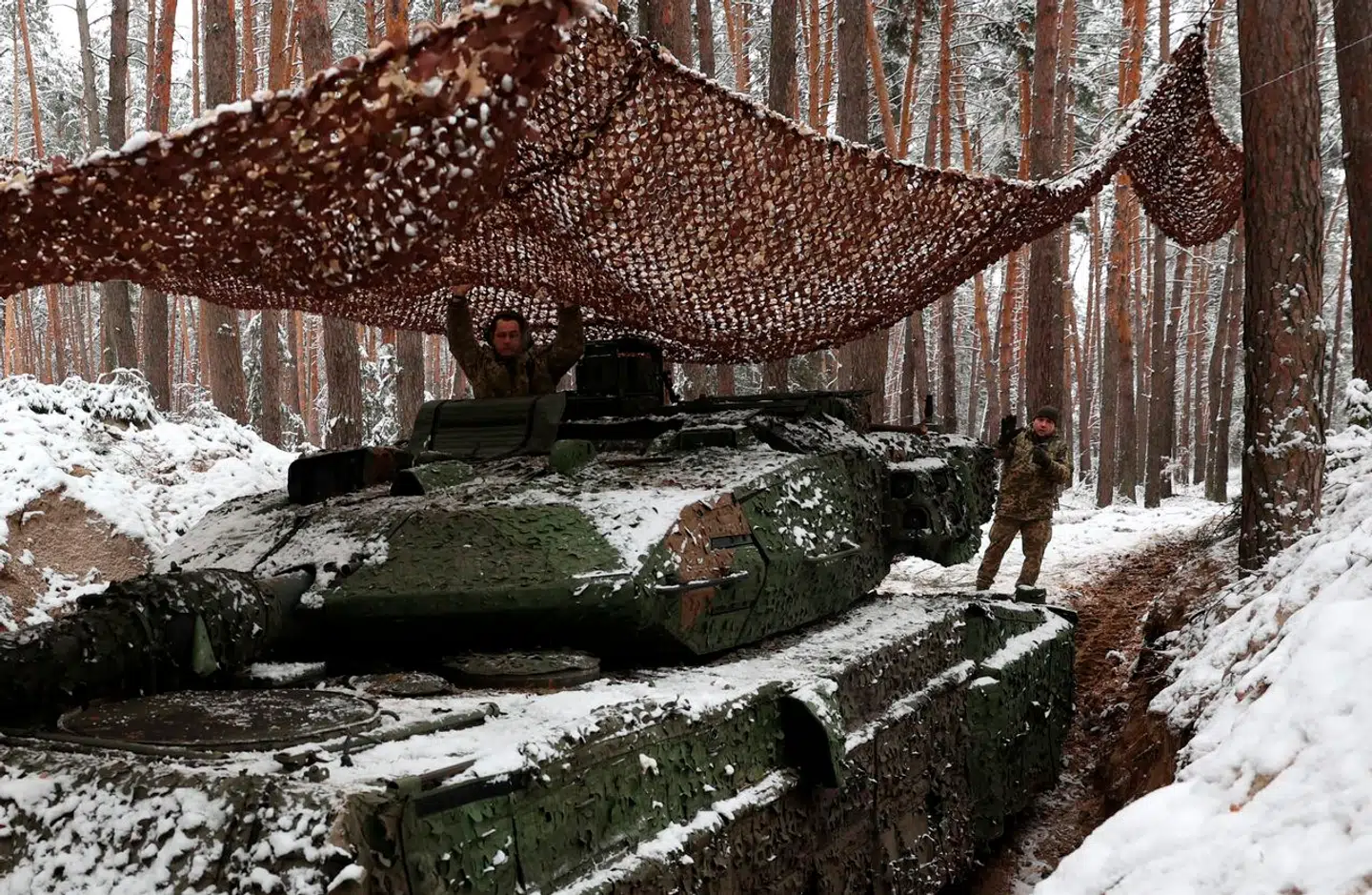 Svigter den politiske vilje til at producere nok ammunition og våben til at redde Ukraine og påbegynde en optagelsesprocedure i NATO såvel som for EU, er det utilgiveligt og ulogisk, skriver Jørgen Jelstrup. Her ses en tyskproduceret Leopard kampvogn ved fronten i Ukraine 21. november 2023.