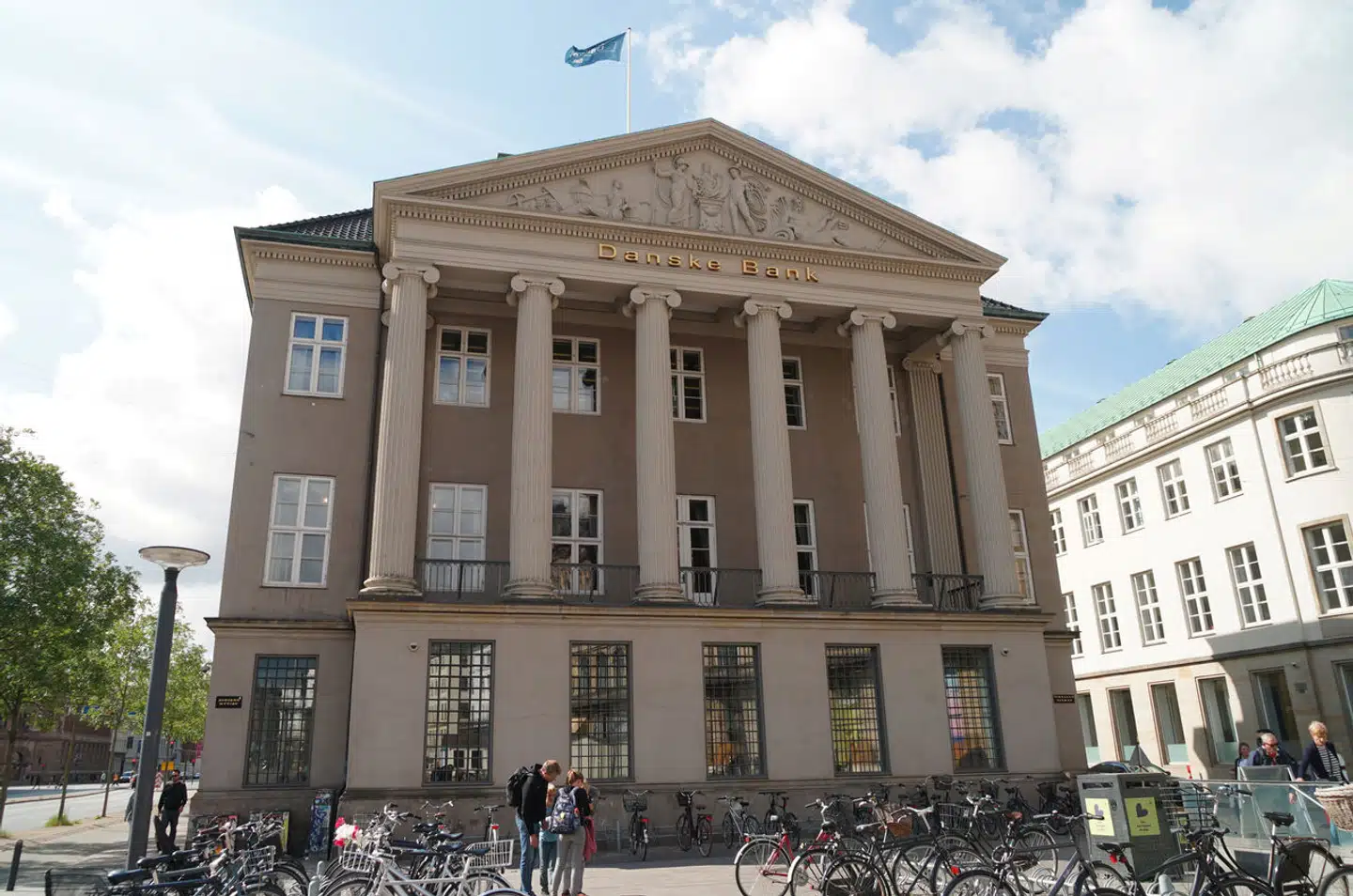 Uanset hvad bankerne gør, er det umuligt at gøre danskerne og politikerne glade. Der er gået sport i at udskamme bankerne, skriver Simon Karim Helledie.