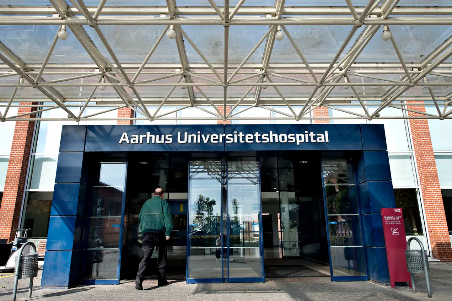 Bestræbelserne på at rette op på kræftområdet kommer oven på skandalen på Aarhus Universitetshospital, hvor over 300 patienter på mave- og tarmkirurgisk afdeling oplevede alt for lange ventetider og heller ikke blev oplyst ordentligt om deres muligheder for i stedet at modtage behandling i udlandet. Nu gøres der status over, hvordan det går på udvalgte områder.