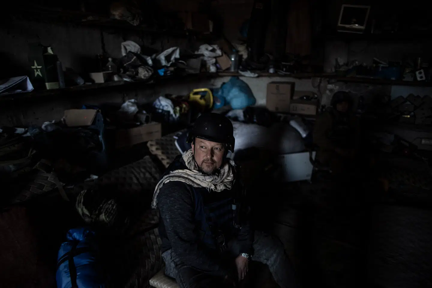 Som krigsreporter for den amerikanske avis Wall Street Journal har den ukrainskfødte forfatter og journalist Jaroslav Trofimov, i de seneste to år besøgt slagmarker og krigszoner i det krigsplagede land. Her ses han i landsbyen Ruska Lozova nær storbyen Kharkiv i maj 2022. I en ny bog optegner Trofimov den dramatiske historie om Ukraines forsvar mod Rusland i krigens første dage.
