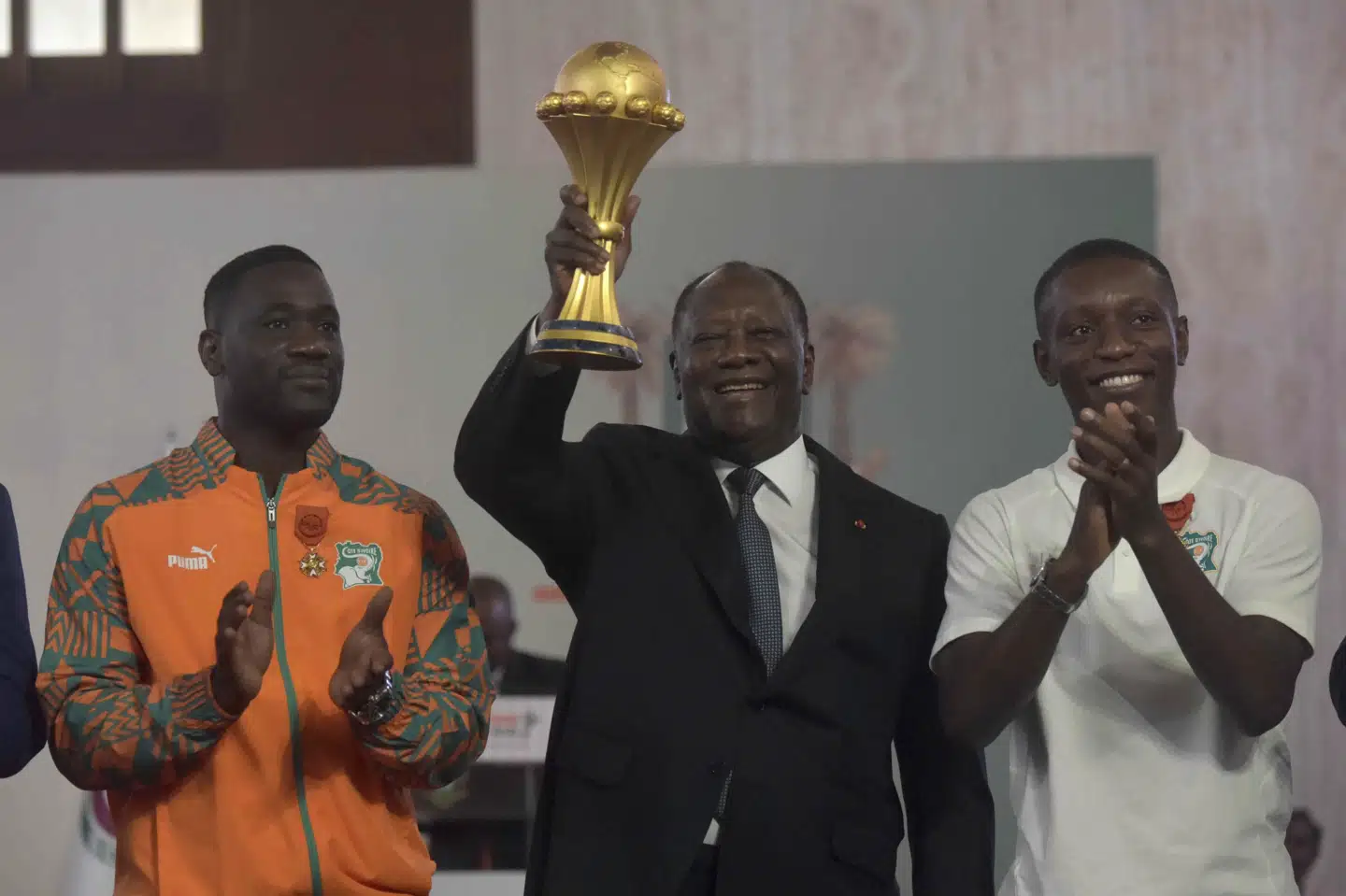 Landsholdsprofilen Max Gradel (til højre) og landstræner Emerse Fae (til venstre) poserer sammen med Elfenbenskystens præsident Alassane Ouattara (i midten) i præsidentpaladset.