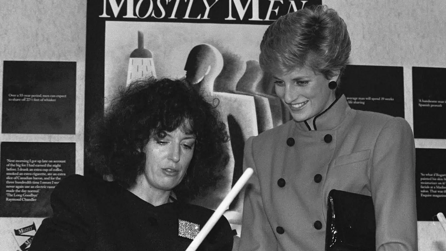 Anita Roddick viser her prinsesse Diana, hvordan hendes produkter bliver til.