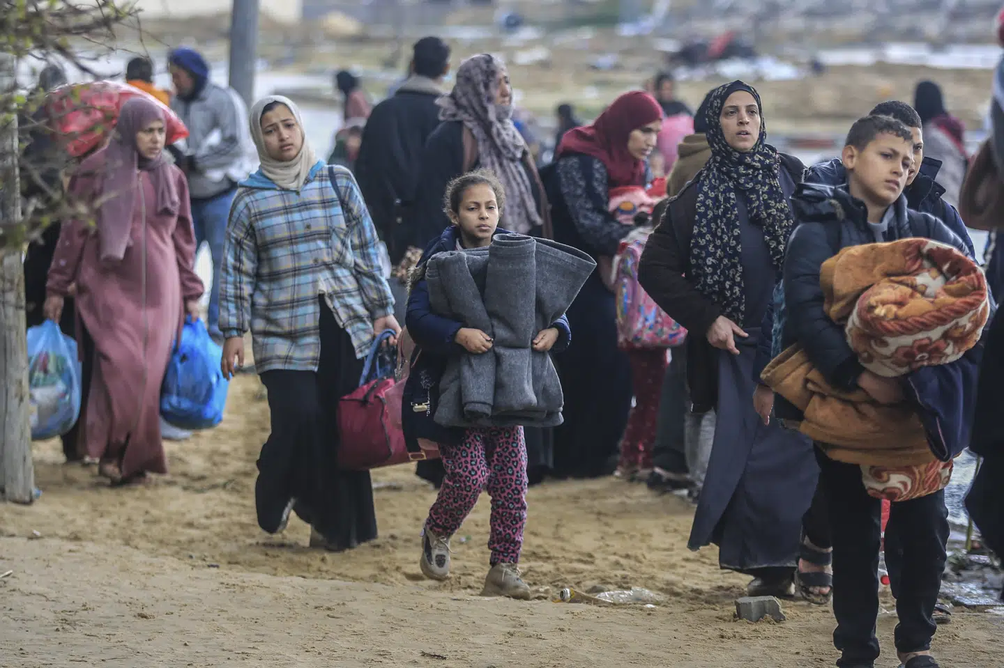 Palæstinensere forlader området omkring Nasser-hospitalet i Khan Younis for to uger siden, da Israel ligeledes gav ordre til de fordrevne om at forlade området. (Arkivfoto)