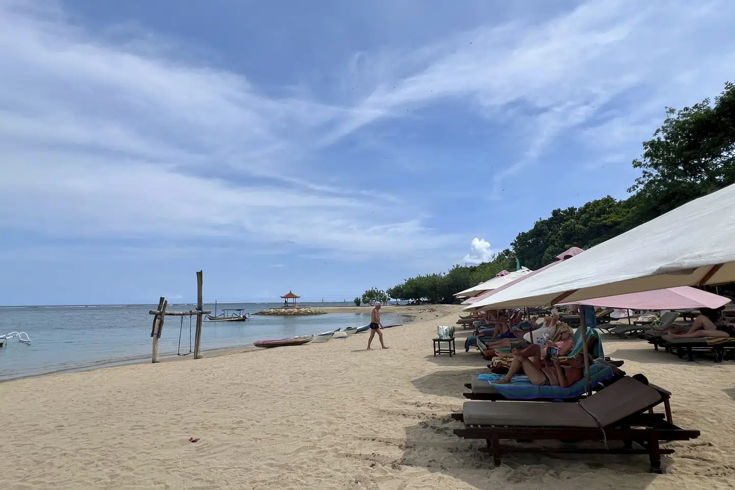 Bali har onsdag introduceret en omdiskuteret turistskat, som skal beskytte kultur og miljø på øen.