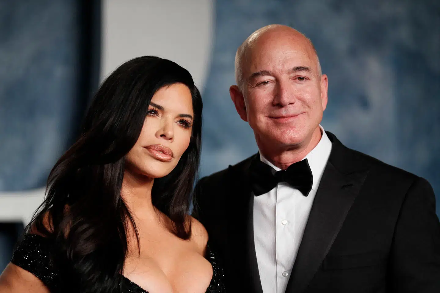 Amazon-stifter Jeff Bezos (th.) flyttede sammen med kæresten Lauren Sanchez (tv.) i slutningen af 2023 til Florida i det sydlige USA og slipper derfor for en stor skat nu, hvor han har solgt en god portion Amazon-aktier.