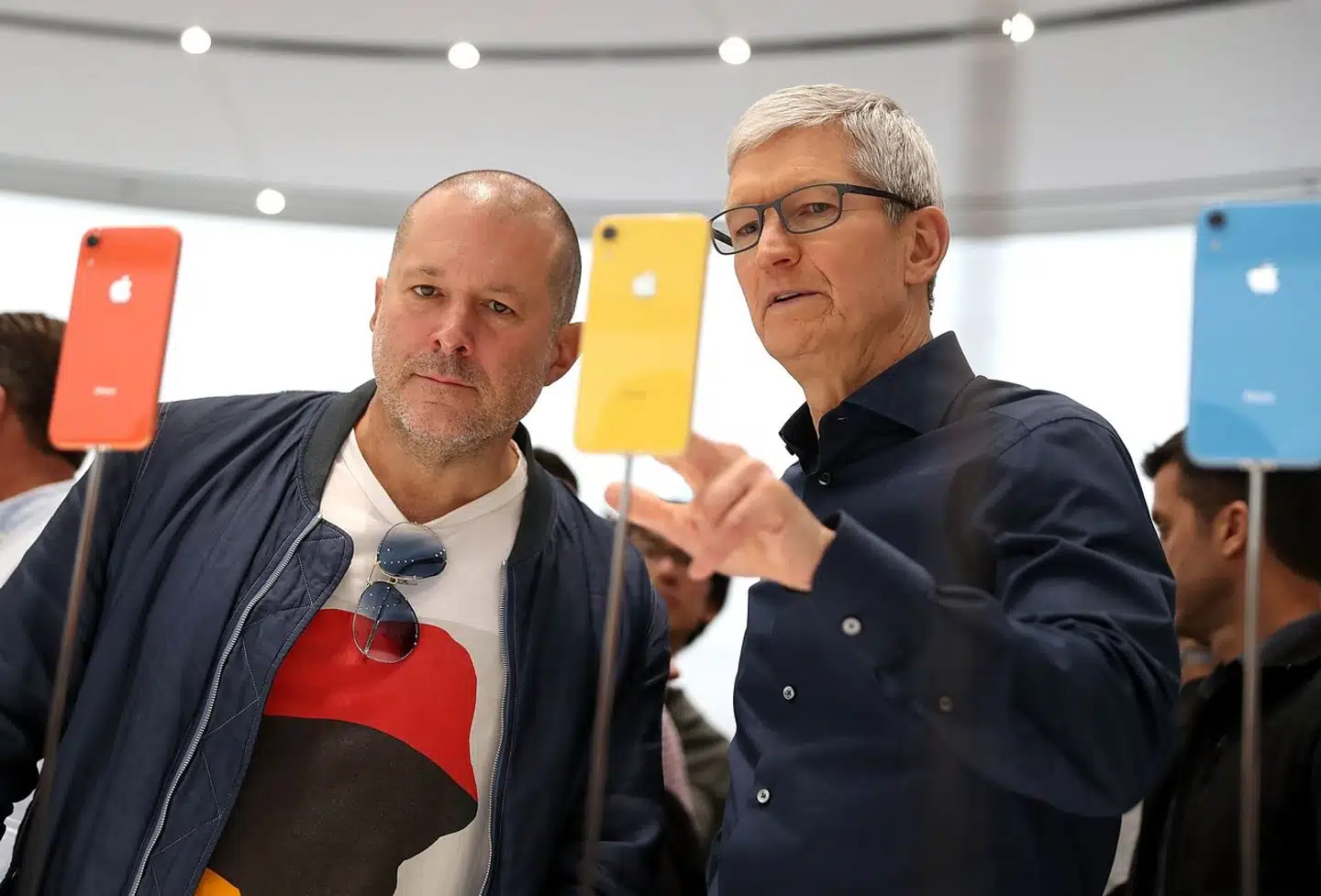 Apples chefdesigner gennem næsten 30 år, briten Jony Ive (til venstre – her sammen med Apple-topchef Tim Cook i 2018), forlod i 2019 Apple for at begynde for sig selv. Siden har en lang række Apple-designere også valgt udgangen, og nu går også den længstsiddende, der begyndte sammen med Jony Ive.