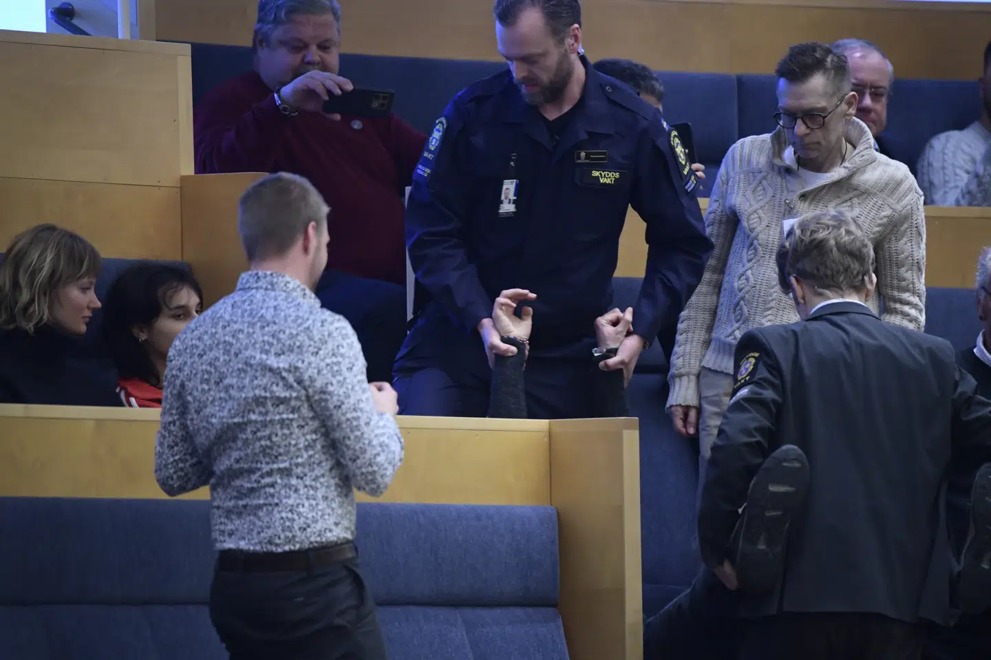 Riksdagens vagter slæber en demonstrant væk fra tilskuerpladserne under den udenrigspolitiske debat onsdag.