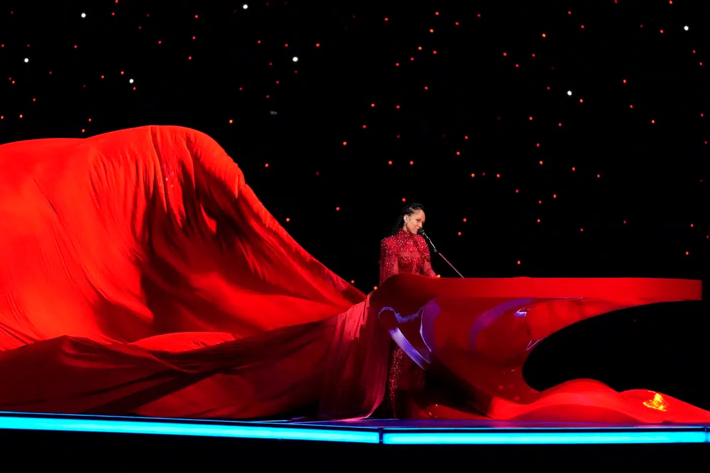 Alicia Keys gæsteoptrådte til Ushers show i halvlegen ved Super Bowl, finalen i den amerikanske fodboldliga NFL.