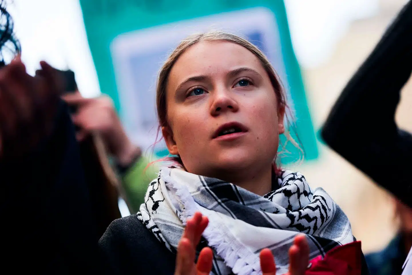 Greta Thunberg har taget det palæstinensiske tørklæde til sig. Men hendes tid er ved at rinde ud, mener britisk forfatter. På billedet deltager Thunberg i en demonstration i Frankrig 11. februar.