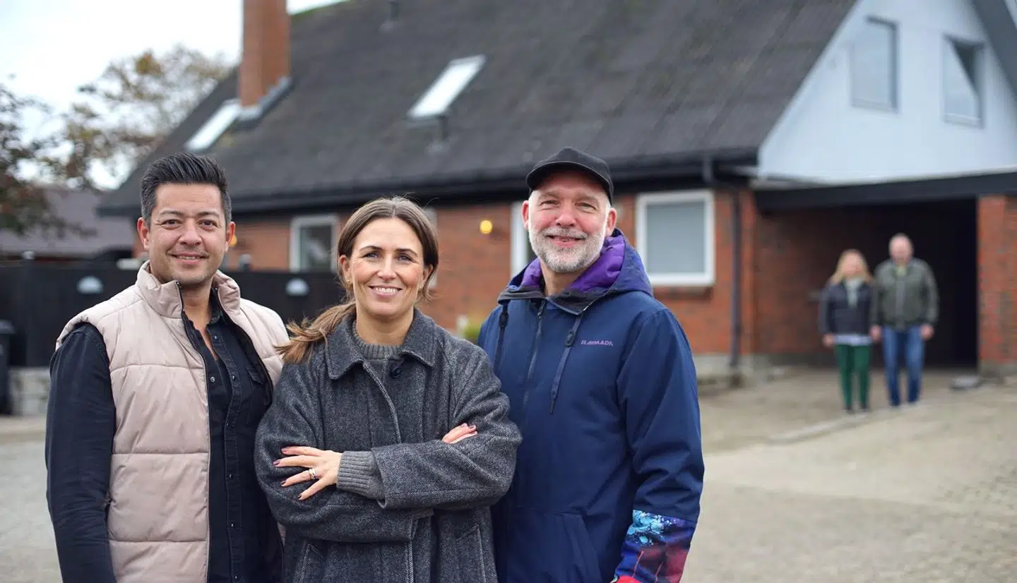 Tømreren Dennis Lindequist, ejendomsmægleren Line Franck og designeren Kalle Thesbjerg hjælper danskere af med deres usælgelige boliger uge efter uge. PR-foto: Matias Brenø Olsson