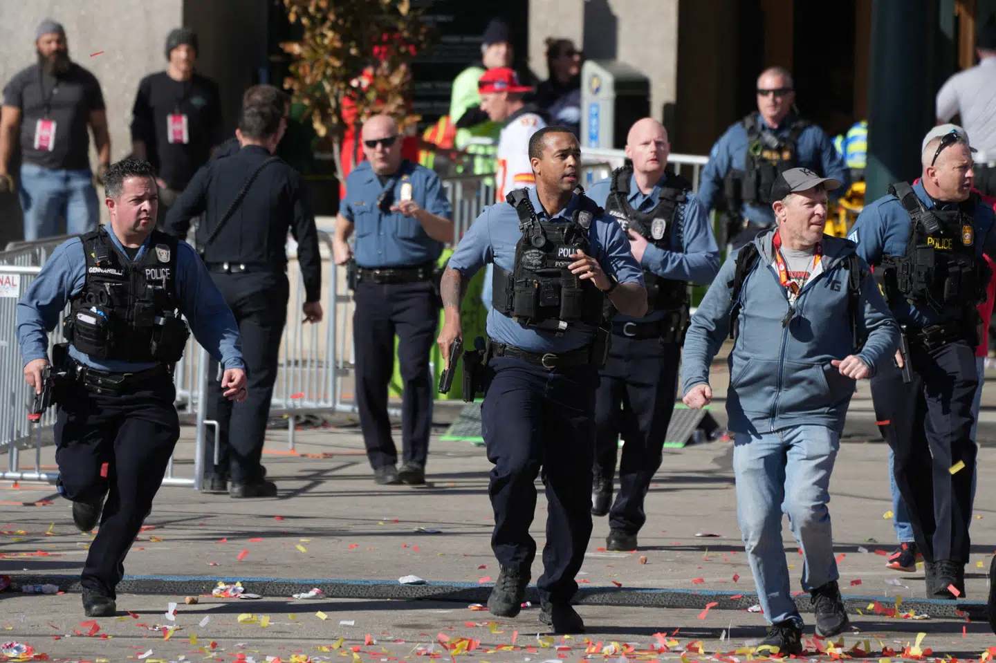 Politiet er til stede i Kansas City ved en Super Bowl-fejring, hvor flere er blevet ramt af skud.
