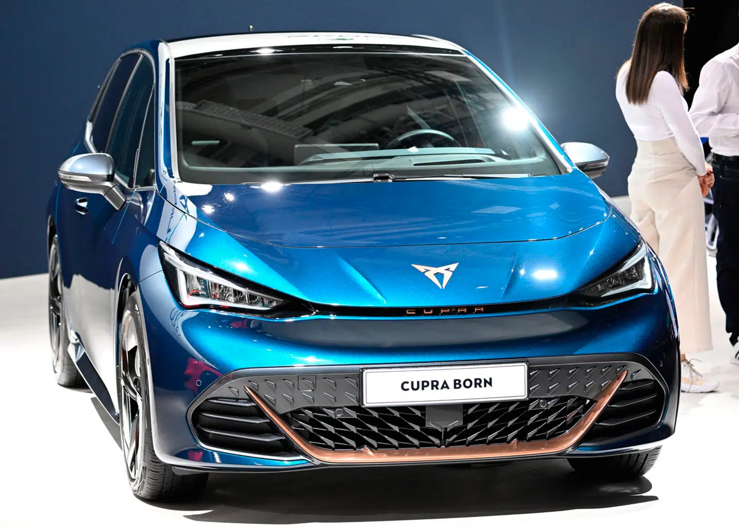 En Cupra Born vises frem på en udstilling.