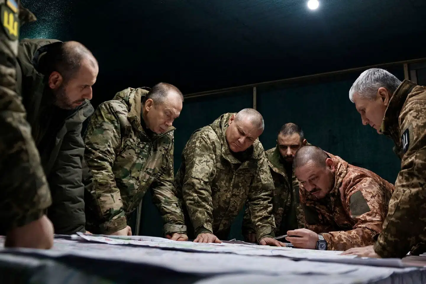 Den øverstbefalende for den ukrainske hær, Oleksandr Syrskyj, og Ukraines forsvarsminister, Rustem Umjerov, besøger frontlinjen et ukendt sted i det østlige Ukraine. Foto: AFP, Ukrainian Armed Forces / Scanpix