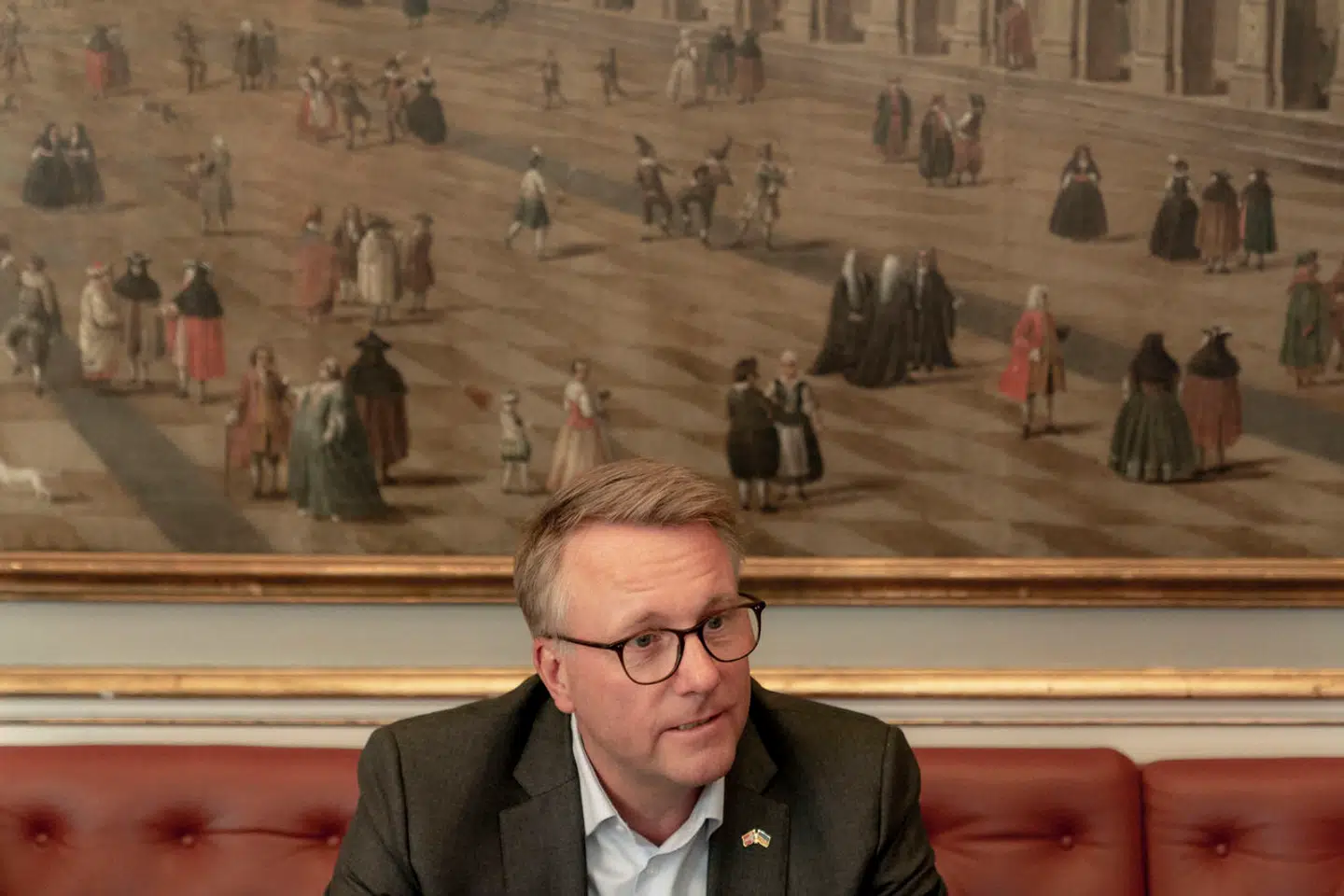 Erhvervsminister Morten Bødskov (S) skal forklare, hvorfor finansordførerne i en række partier har fået indtrykket, at et lovforslag om kontanter var anbefalet af Nationalbanken, når det ikke er det.