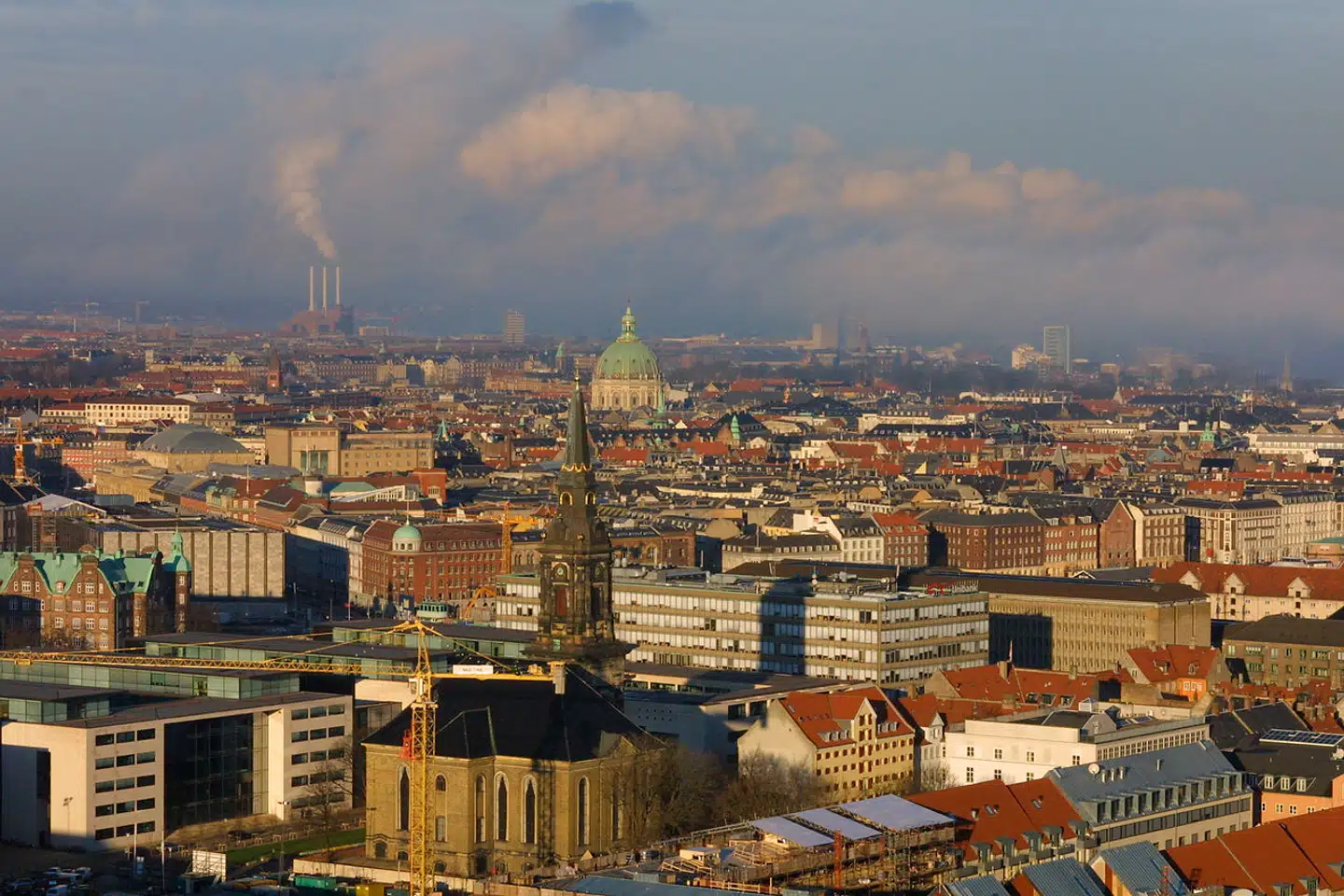 Byggeriet opfordres til at holde dampen oppe. Det er lettere sagt end gjort, mener både direktør i Boligøkonomisk Videnscenter og direktøren for Dansk Industri Byggeri.