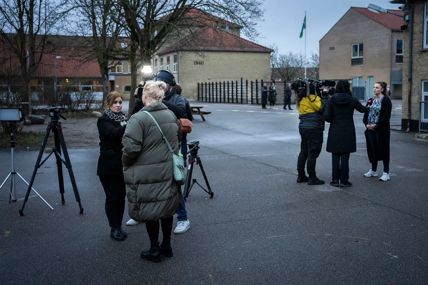 Der var flere pressefolk end børn i skolegården, da et krisemøde mellem Køge Kommune og forældre til børn på Borup Skole onsdag aften løb af stablen.