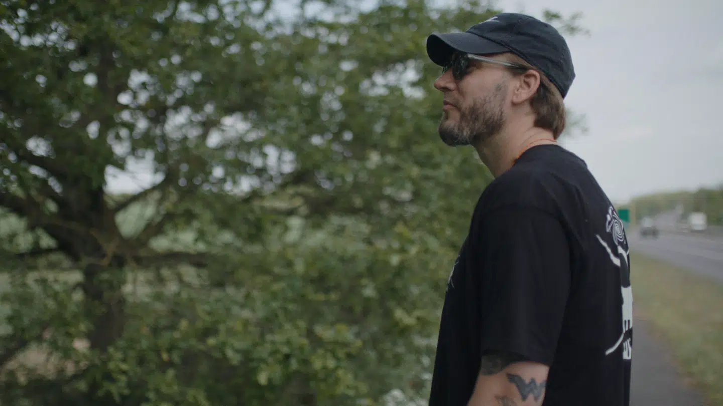 Bendtner medgiver, at hans krop ændrede sig for altid, og at han tog ved lære af bilulykken, men dybere bliver det heller ikke.