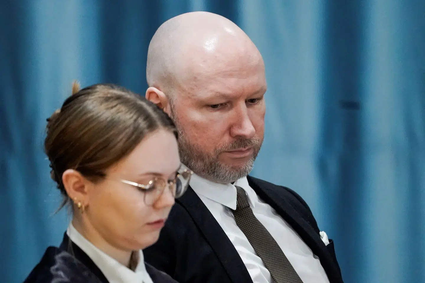 Anders Behring Breivik og hans advokat Marte Lindholm under retssagen, der fandt sted i Ringerike-fængslets gymnastiksal i januar.