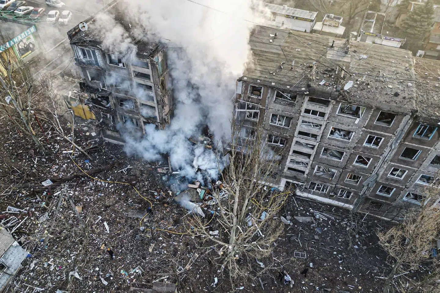 Et missilangreb ramte onsdag en boligblok byen Selydove i Donetsk-regionen i det østlige Ukraine. Mindst tre mennesker blev dræbt, blandt dem en 38-årig gravid kvinde og hendes niårige søn. Norsk politi er blandt de mange enheder i Europa, der indsamler vidneudsagn og beviser for mulige krigsforbrydelser i Ukraine.