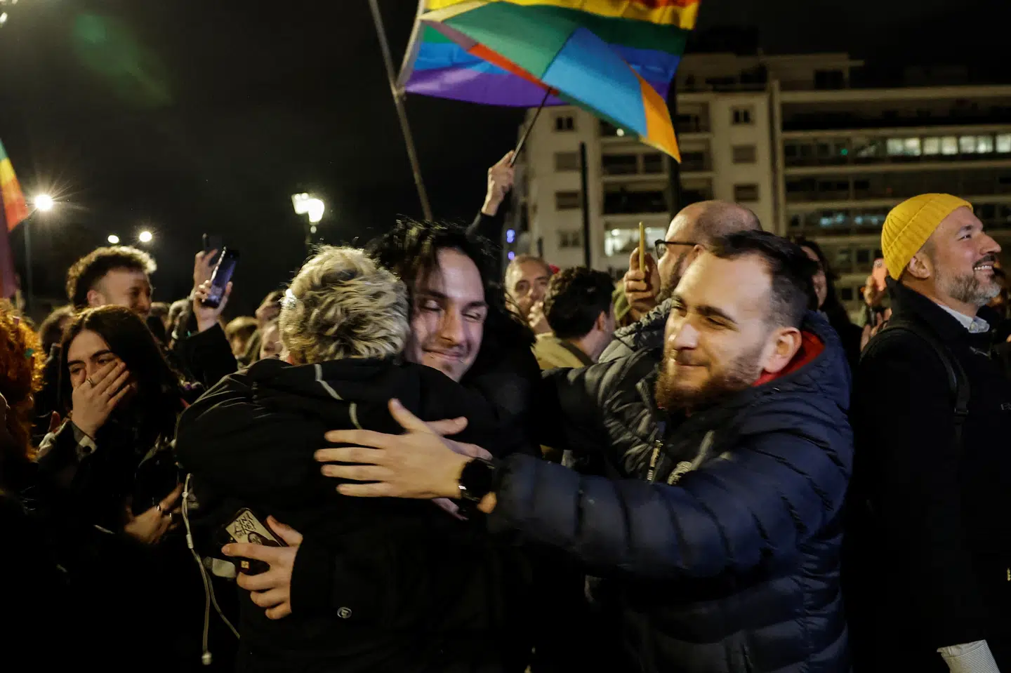 Resultatet af torsdagens afstemning blev fejret uden for parlamentet i hovedstaden Athen.