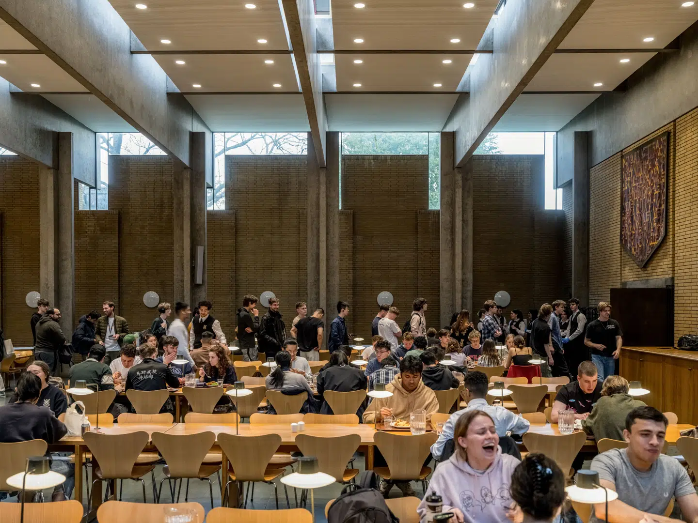 Gul tegl, rå beton og Arne Jacobsen møbler skaber det meget skandinaviske udtryk i Catz.