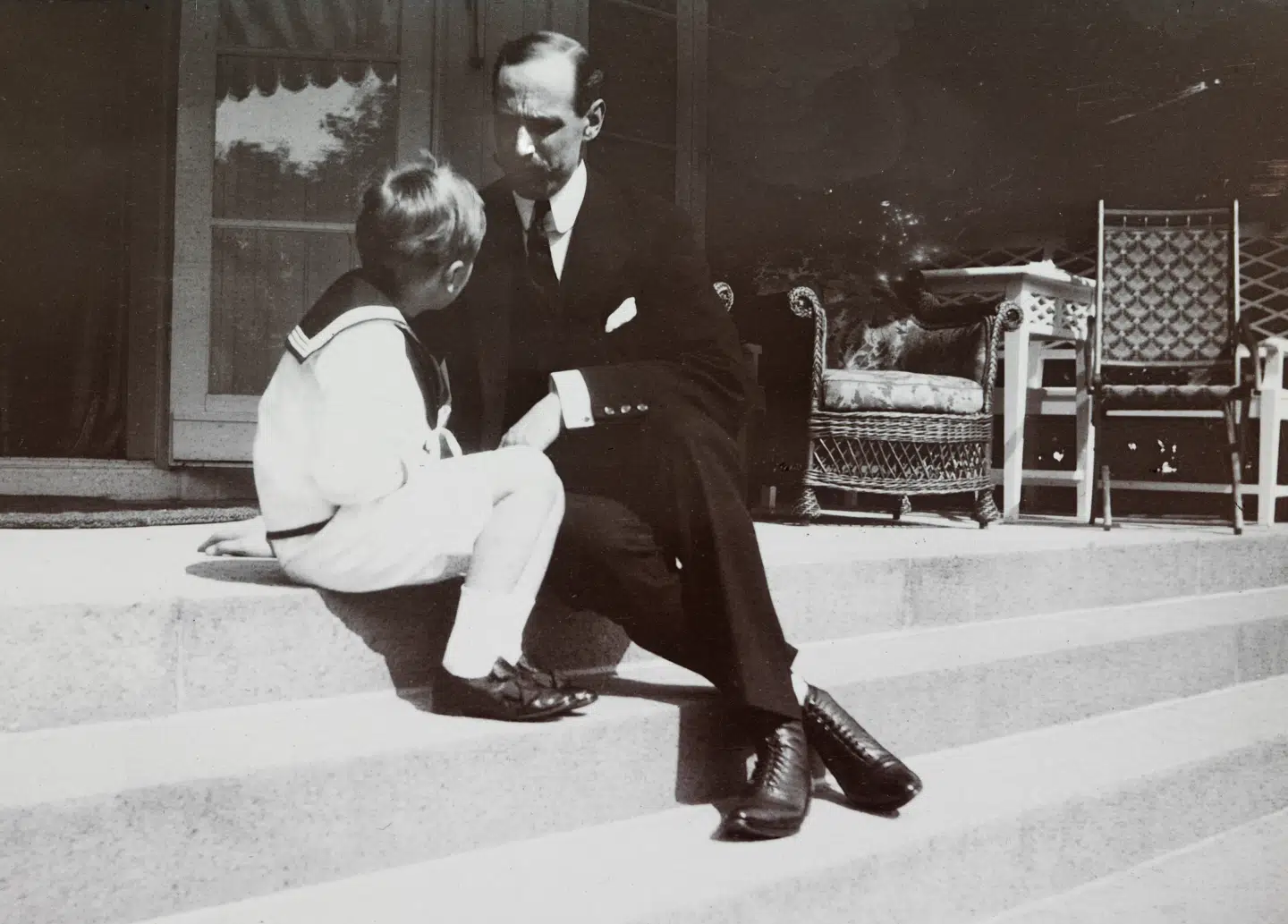 Her ses kong Haakon og kronprins Olav i Bygdø kongsgård i 1910.