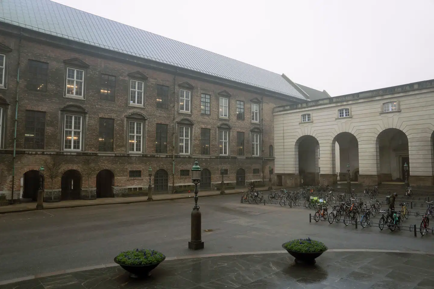 Her i Rigsdagsgården mellem Christiansborg og Kunstkammerbygningen vil der blive etableret en underjordisk adgangszone til både Christiansborg og det nye besøgscenter. Først skal arkæologerne dog i gang.