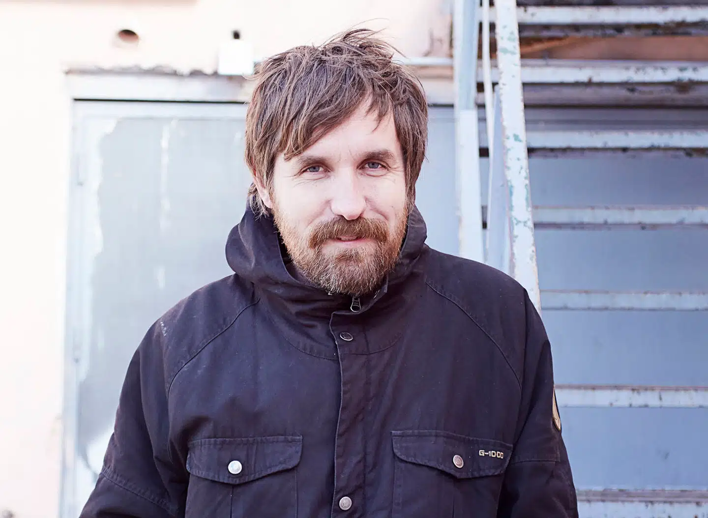 Den danske ølbrygger Jeppe Jarnit-Bjergsø er træt af de mange spekulationer om hans og tvillingebrorens fejde. Nu giver han den egentlige årsag til den mangeårige konflikt mellem dem.