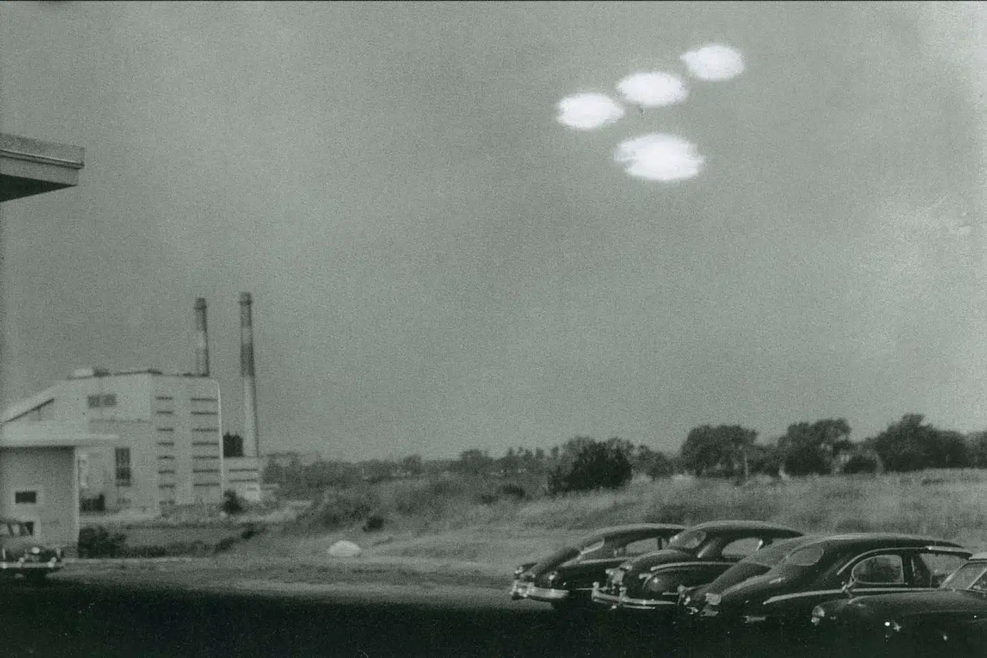 I 1952 tog en amerikansk kystvagt dette billede af fire påståede flyvende tallerkner. Ifølge senere analyser er der sandsynligvis tale om refleksion i et vindue fra gadelamper.