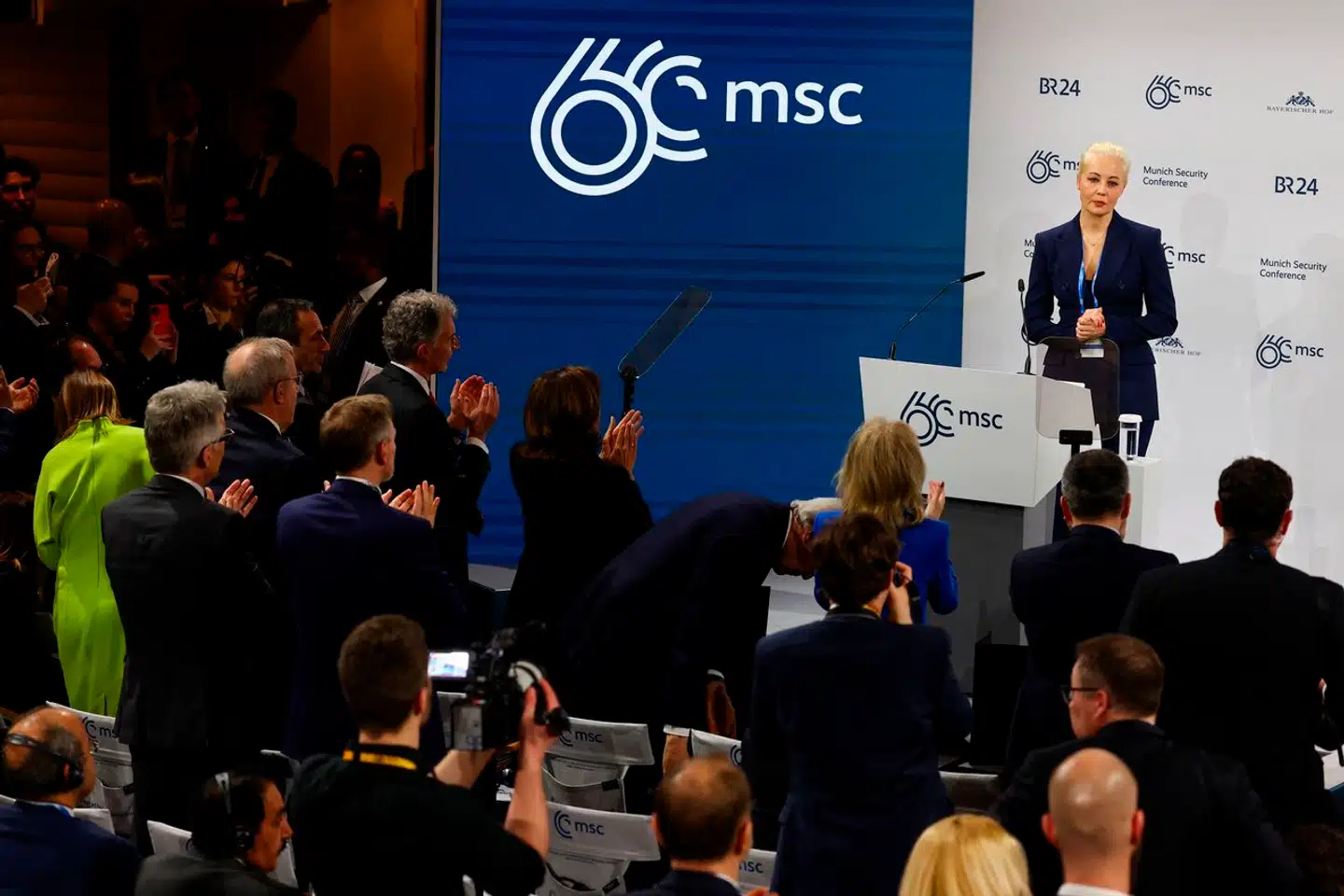 Navalnyjs kone modtager stående applaus fra publikum.