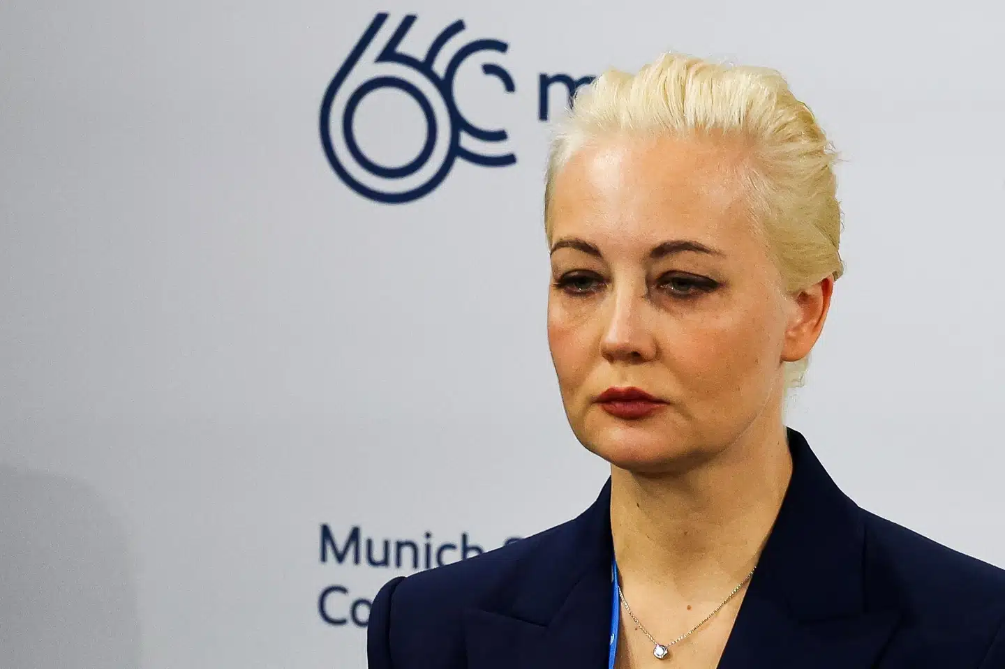 Julia Navalnaja stillede sig fredag eftermiddag frem foran pressen under en sikkerhedskonference i München. Kort forinden var der kommet meldinger fra russiske myndigheder om, at hendes mand, oppositionspolitikeren Aleksej Navalnyj, er død.