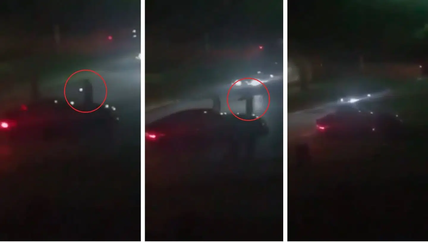 På billederne ses en hætteklædt person affyre skud mod en parkeret bil. Det vides endnu ikke, om videoen stammer fra skyderiet i Ishøj søndag aften, hvor en person blev dræbt.