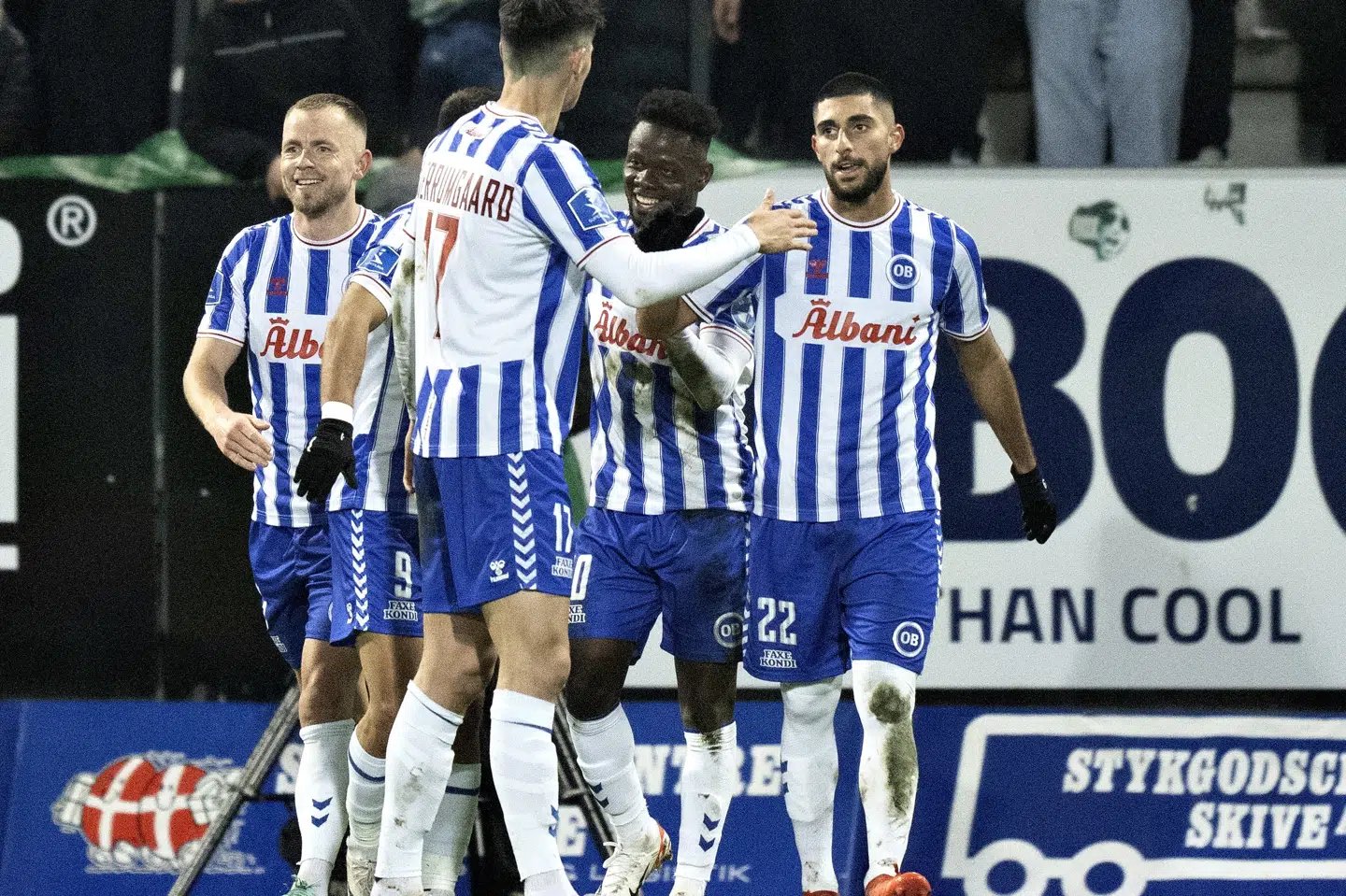 OB-spillerne jubler efter Don Deedsons mål til 2-1.