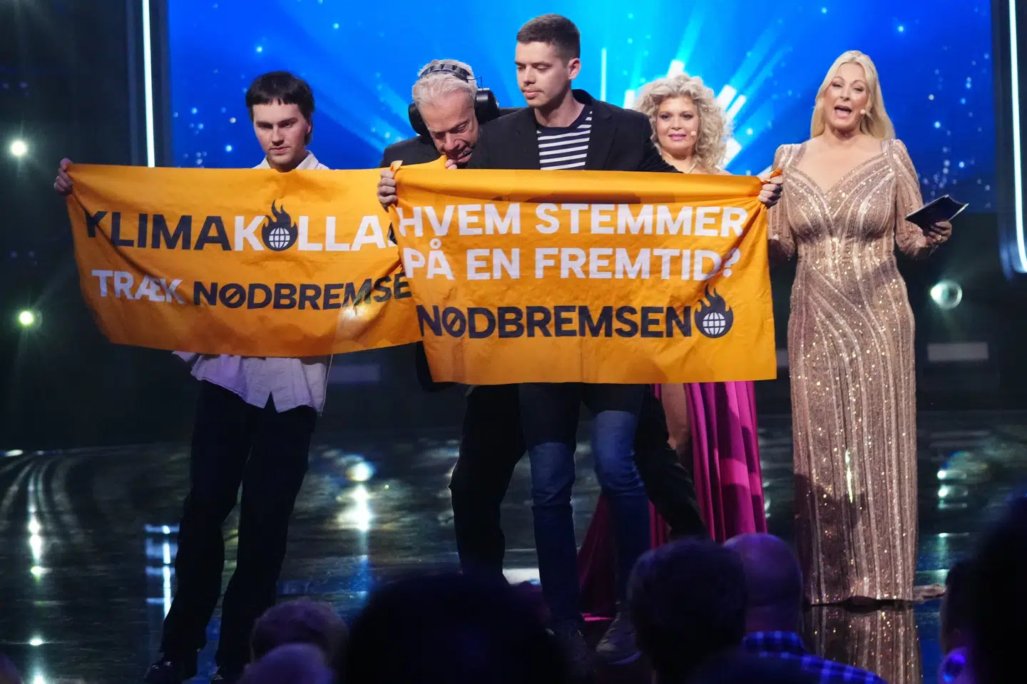 Klimaaktivister afbrød kortvarigt Dansk Melodi Grand Prix lørdag aften. Efter få sekunder lykkedes det dog at få dem af scenen igen.