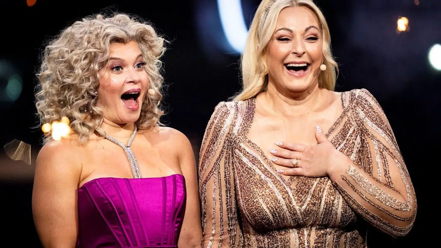 Årets værter, Sara Bro og Stéphanie Surrugue, under generalprøven på Dansk Melodi Grand Prix 2024 i DR Koncerthuset i København lørdag eftermiddag den 17. februar 2024. DMGP 2024 er den 54. udgave af sangkonkurrencen. **BEMÆRK: DÆKNINGEN FRA GENERALPRØVEN ER KLAUSULERET INDTIL MOMENTET FOR DEN PÅGÆLDENDE OPTRÆDEN I LIVESHOWET**.. (Foto: Ida Marie Odgaard/Ritzau Scanpix)