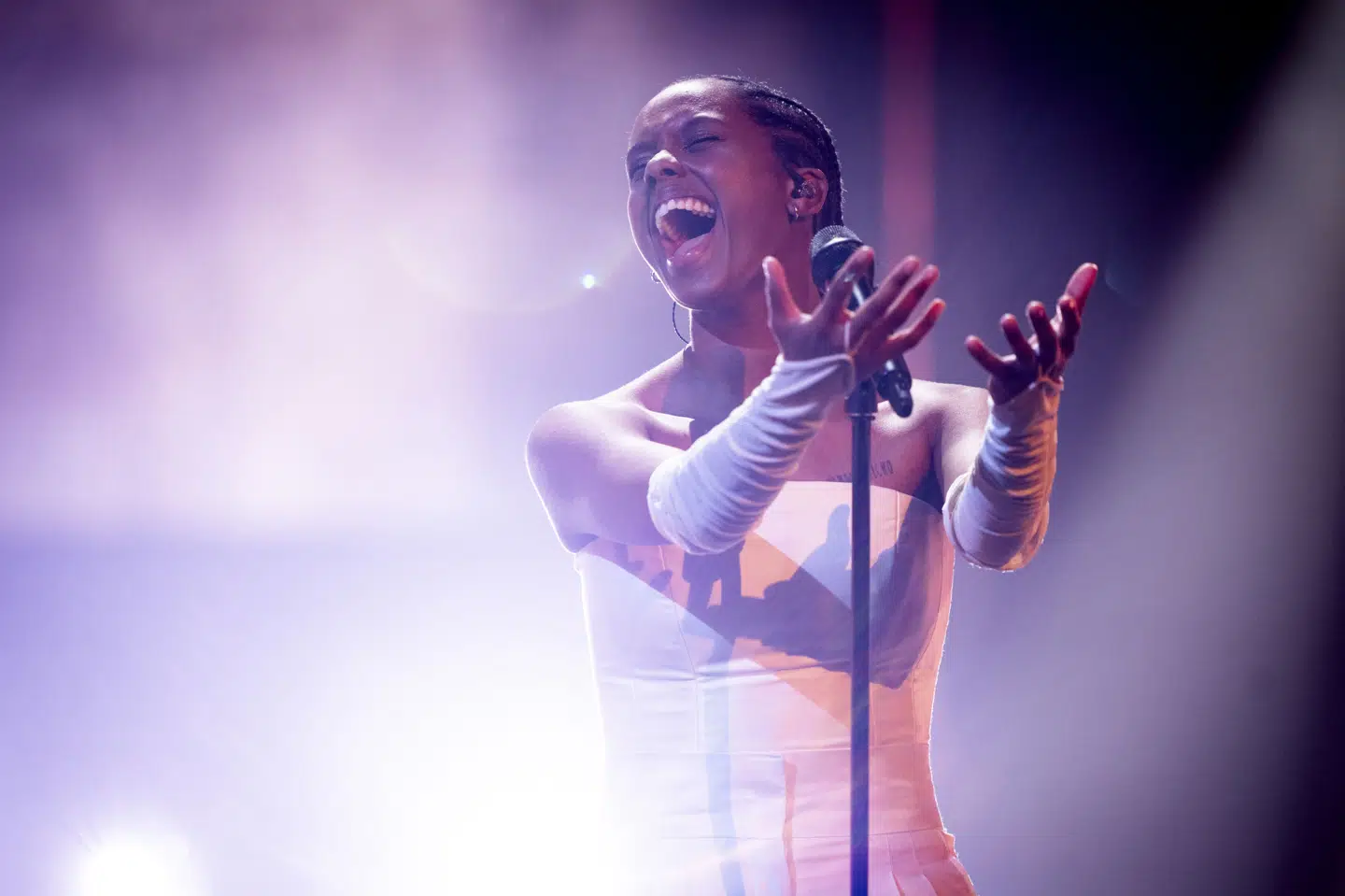 Saba, som også var storfavoritten blandt bookmakerne, åbnede årets melodigrandprix med sin dramatiske sang "Sand". Hun lukkede også showet med sin sang, der nu skal til Eurovision.