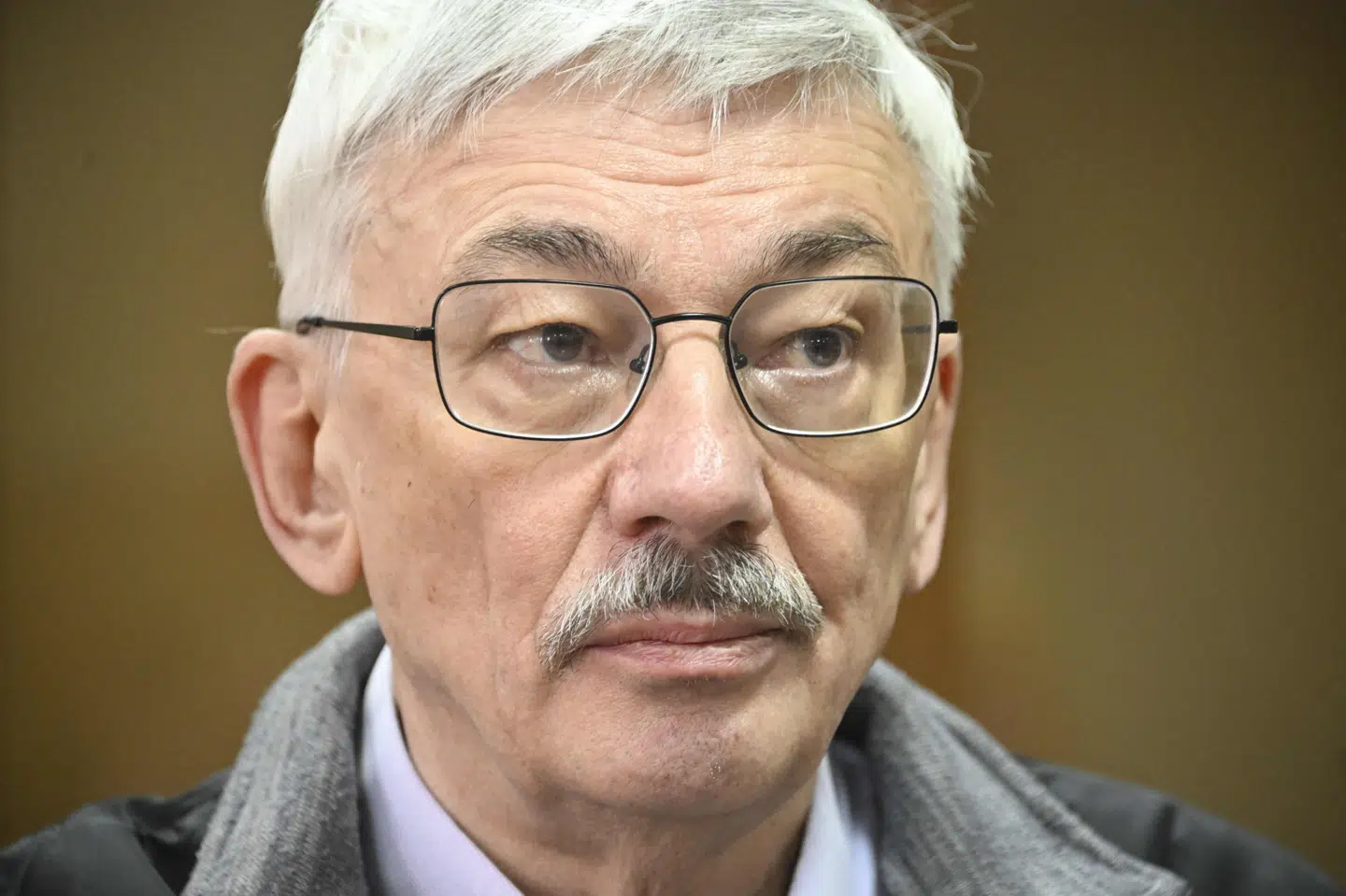 70-årige Oleg Orlov er en af Ruslands kendte menneskerettighedsaktivister. Han var oprindeligt blevet idømt en mindre bøde for sin kritik af krigen i Ukraine. Men en russisk dommer mente, at straffen var alt for mild set i lyset af den "fare for offentligheden", som Orlov ifølge dommeren udgør. Nu risikerer han tre års fængsel.