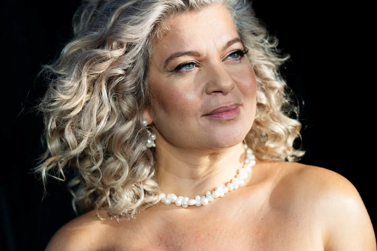 Sara Bro havde debut som grandprix-vært lørdag sammen med Stéphanie Surrugue.