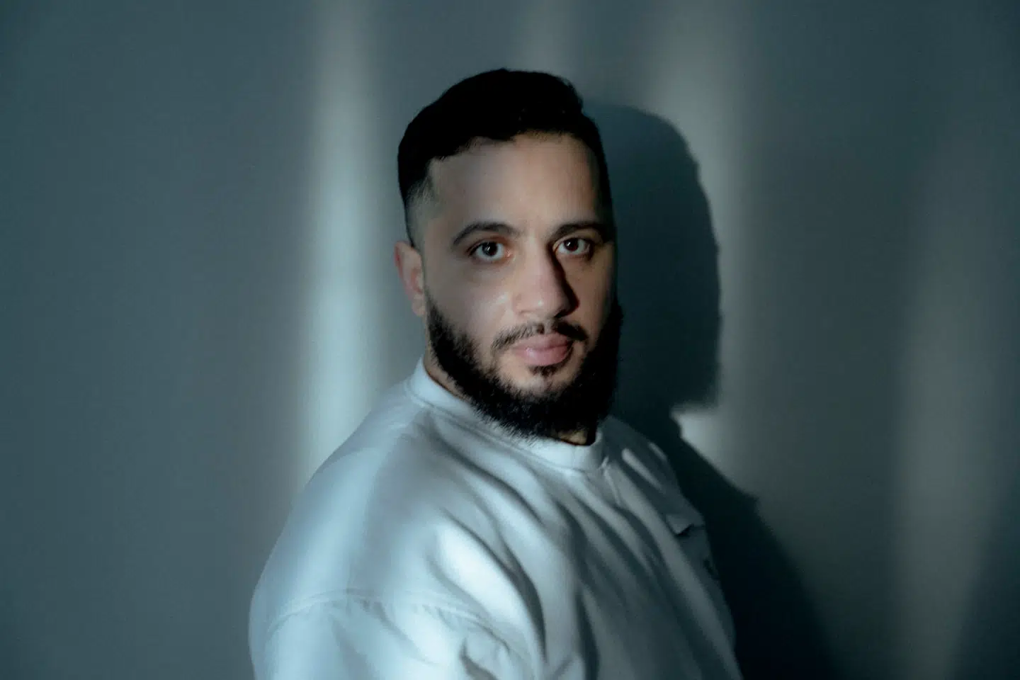 Ahmed Samsam fik i 2018 fik otte års fængsel i Spanien for terror. Dommen er afsonet, og nu er han aktuel med en bog, hvor han fortæller om, at han arbejdede for de danske efterretningstjenester, PET og FE, som agent på sine rejser til Syrien.