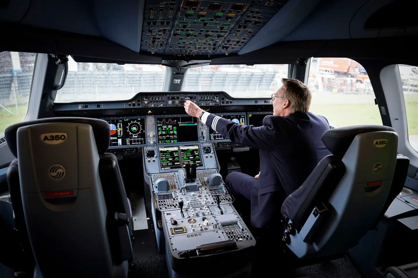 Cockpittet i et af de Airbus A350-fly, som Airbus leverede til SAS i december 2019. Samme år fløj et A350-fly den første testflyvning uden pilot. Dengang var Airbus-bossen Christian Scherer med i København for at præsentere flyet. Nu er han avanceret til ceo for Airbus' kommercielle fly og næstkommanderende i Airbus, og han mener, at fremtiden er fly med kun én eller slet ingen piloter.