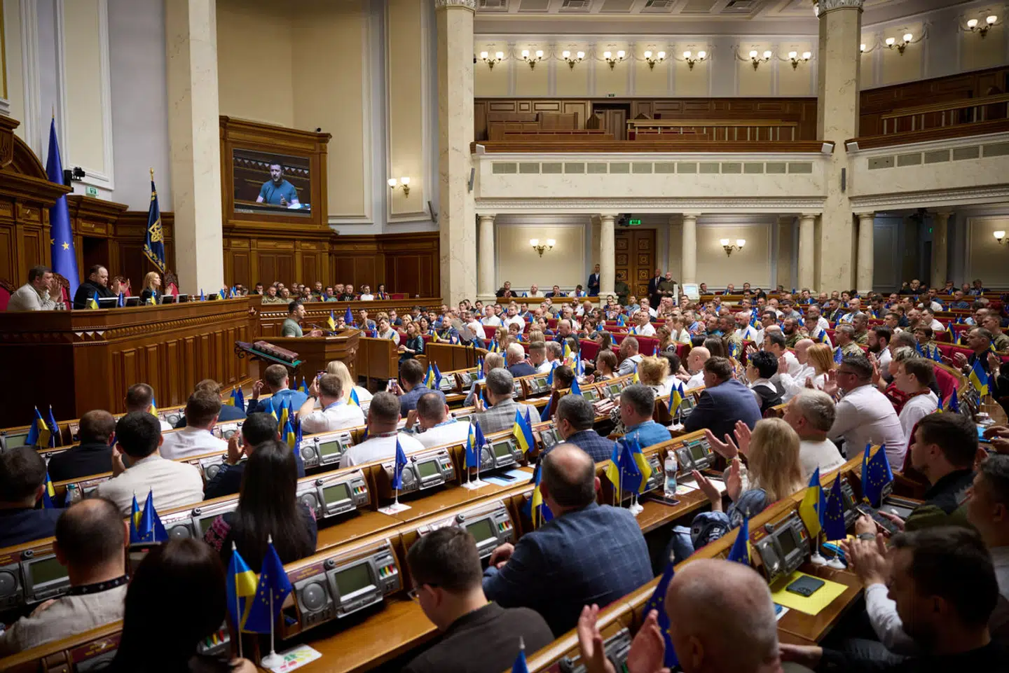 Det ukrainske parlament har netop vedtaget en ny lov, der skal bedre muligheden for at få børn i landet under krigen med Rusland. Her ses den ukrainske præsident Volodymyr Zelenskyj holde tale til parlamentet i en anden anledning i juni sidste år.