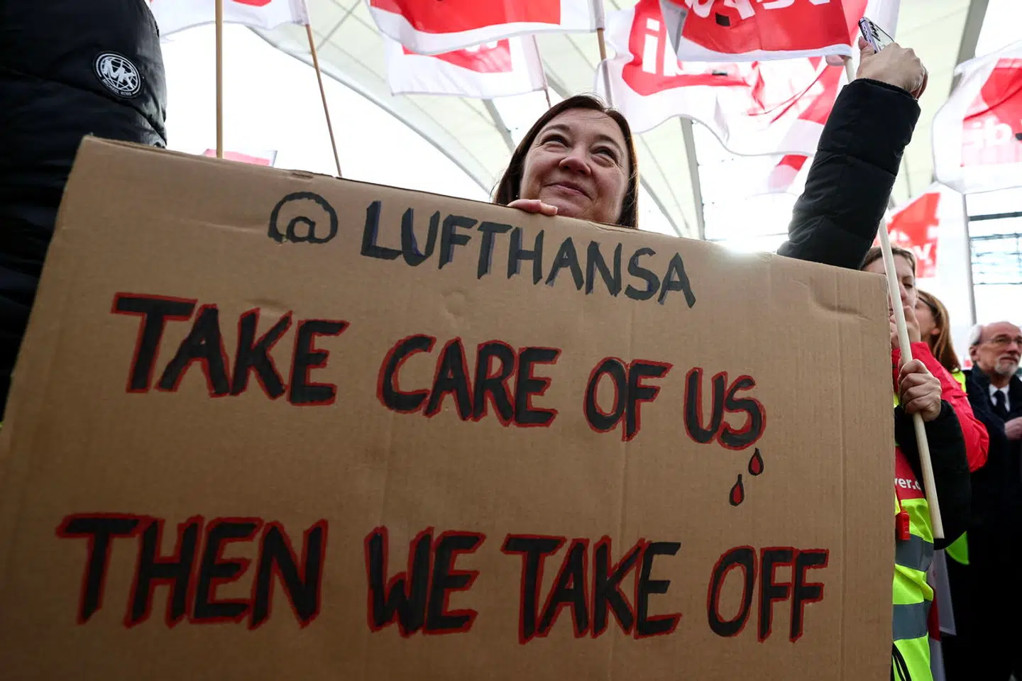 En Lufthansa-medarbejder ses her under en strejke i Münchens lufthavn tidligere på måneden.
