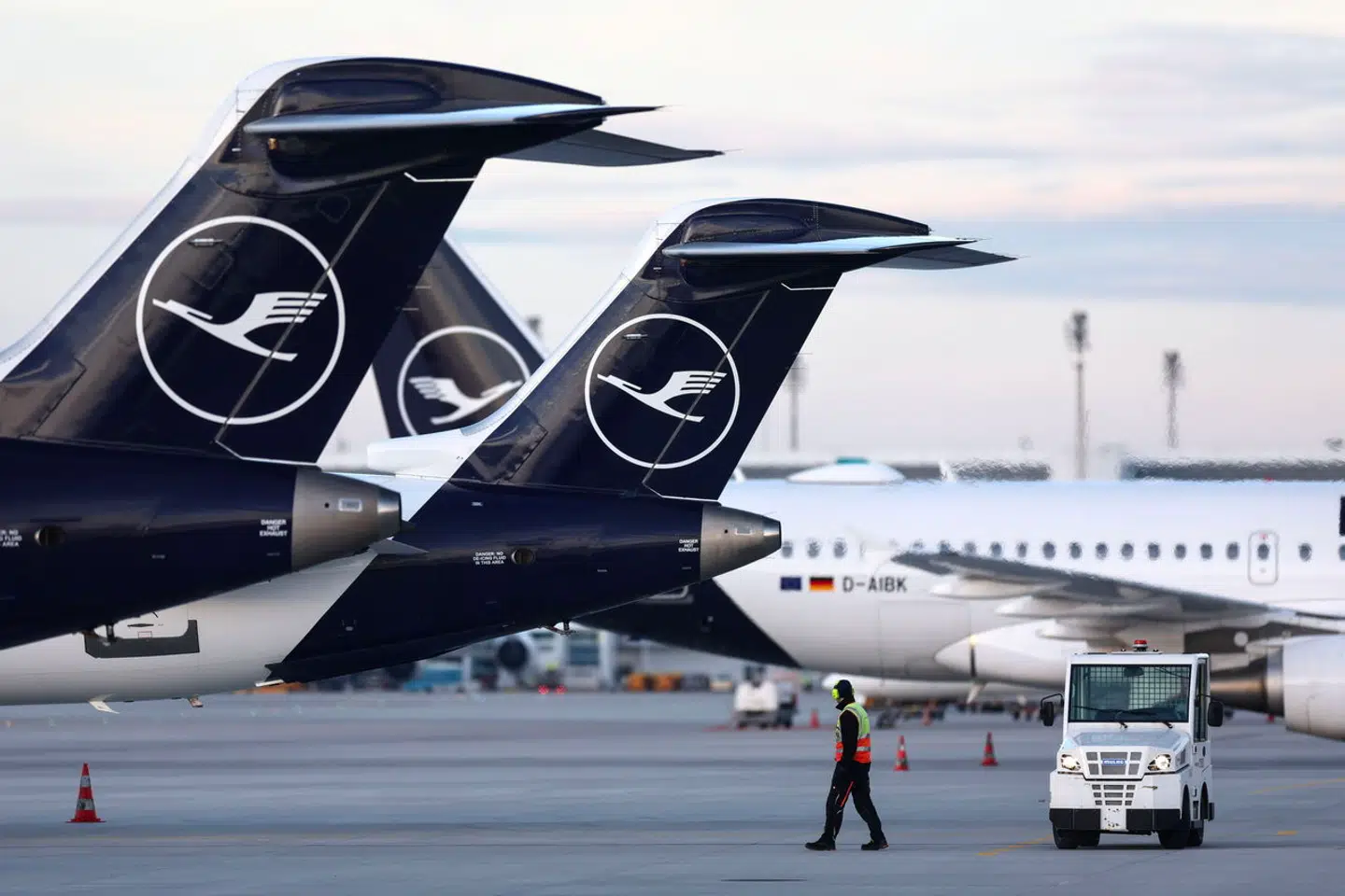 Størstedelen af Lufthansa-flyene ser ud til at blive på landjorden fra tirsdag morgen.
