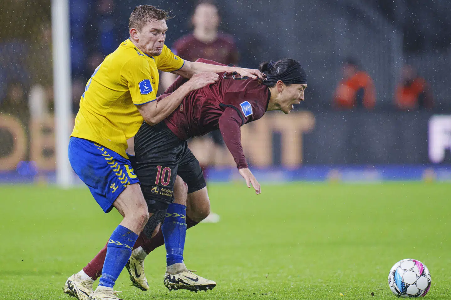 FC Midtjyllands Cho Gue-Sung (th.) - her i nærkamp med Mathias Greve - brændte straffespark i topkampen mod Brøndby.