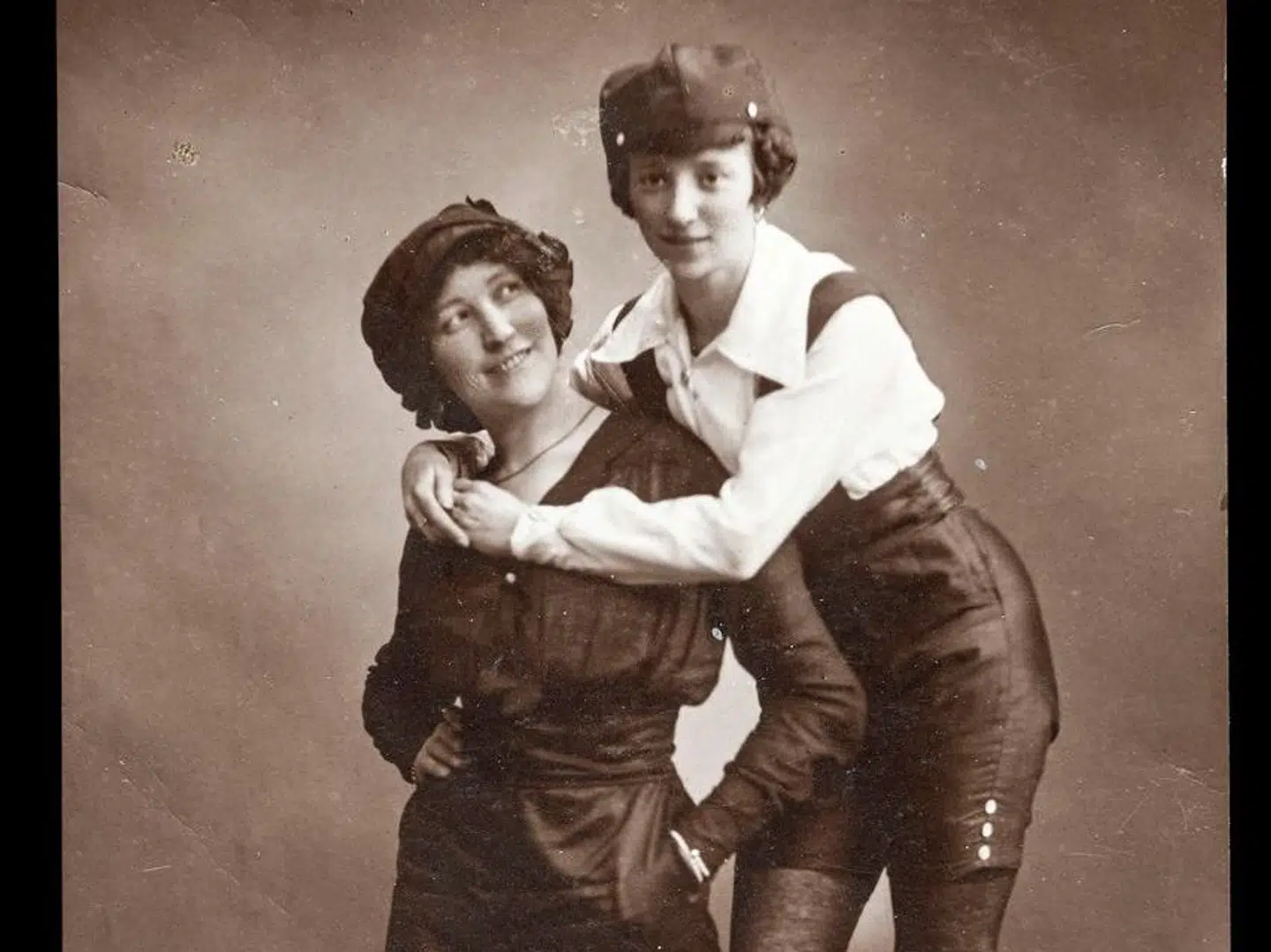 Oldemor Angelica (t.h.) nægtede at lade sig styre af tidens kvindesyn.